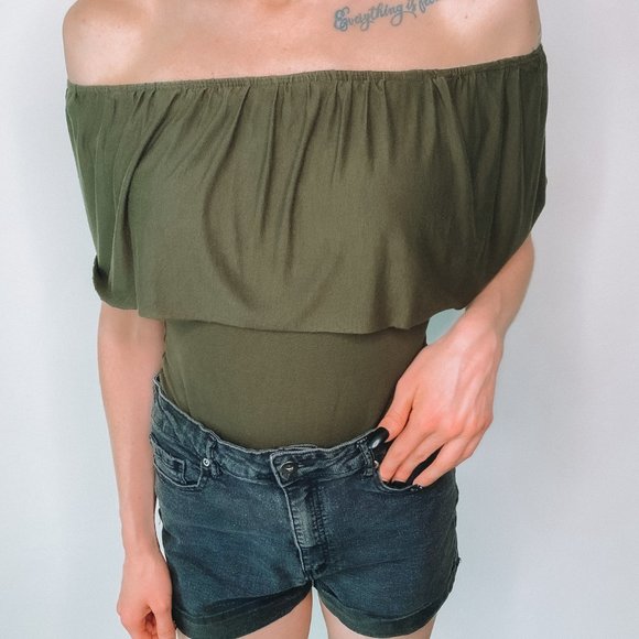 FashionNova Green Over The Shoulder Ruffle - Picture 2 of 5